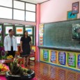 การอบรมการจัดการศึกษาทางไกลผ่านดาวเทียมสำหรับครูโรงเรียนปลายทางที่เข้าโครงการนโยบายการจัดการเรียนการสอนทางไกลผ่านดาวเทียมตามแนวพระราชดำริเพื่อแก้ปัญหาการขาดแคลนครูและครูสอนไม่ตรงรายวิชาเอกในโรงเรียนขนาดเล็ก  ซึ่งกำหนดการถ่ายทอดสัญญาณการประชุมจากสถานีวิทยุโทรทัศน์การศึกษาทางไกลผ่านดาวเทียม โรงเรียนวังไกลกังวล อ.หัวหิน จ.ประจวบคีรีขันธ์ ในวันที่ ๖ กันยายน ๒๕๕๗ ตั้งแต่เวลา ๐๙.๐๐ น. เป็นต้นไป โดยมีคณะผู้บริหารจาก สพป.สุพรรณบุรี เขต ๑ ซึ่งเป็นเขตนำร่องต้นแบบการศึกษาทางไกลได้สุ่มนิเทศติดตามโครงการฯ ภูมิภาคละ ๑ เขต พบว่าแต่ละโรงเรียนมีอุปกรณ์รับสัญญาณการถ่ายทอดสดทาง DLTVI4  ได้ชัดเจน ดำเนินกิจกรรมกลุ่มย่อย แลกเปลี่ยนเรียนรู้ จัดทำใบกิจกรรม และบางแห่งมีคณะกรรมการสถานศึกษาเข้าร่วมอบรมด้วย ในโอกาสนี้นายสมพงษ์ โรจน์ภัทรพงศ์ […]