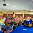 วันที่ 29 มีนาคม 2559 ที่หอประชุมพระมิ่งเมือง ชมรมครูปฐมวัย สพป.มหาสารคาม เขต 3 ได้จัดให้มีการประชุมครูปฐมวัย และรวมพลังผ้าป่าสามัคคีมอบสื่อการศึกษา เพื่อพัฒนาการเรียนการสอนปฐมวัย ให้เด็กได้รับการพัฒนาทั้งทางร่างกาย จิตใจ อารมณ์ สังคม และสติปัญญาอย่างเต็มตามศักยภาพ มีนายสมพงษ์ โรจน์ภัทรพงศ์ ผอ.สพป.มหาสารคาม เขต 3 เป็นประธาน โดยได้รับความร่วมมือเป็นอย่างดียิ่งจากครูปฐมวัย ผู้บริหารสถานศึกษา และบุคลากรทางการศึกษาในสังกัด ทิพยฉัตร ฉัตรทอง นักประชาสัมพันธ์ : […]