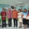 สอนอย่างไรให้สำเร็จ เคล็ดลับโอเน็ตสูงโรงเรียนบ้านสำโรงหัวนาโนนจันทร์หอม สพป.มหาสารคาม เขต 3  รับโล่ เกียรติบัตรสำหรับครูผู้มีผลงานดีเด่นจาก ผอ.เขตพื้นที่การศึกษา วันที่ 8 สิงหาคม 2559 ที่ห้องผู้อำนวยการสำนักงานเขตพื้นที่การศึกษาประถมศึกษามหาสารคาม เขต 3 นายสมพงษ์ โรจน์ภัทรพงศ์ ผู้อำนวยการสำนักงานเขตพื้นที่การศึกษา  มอบโล่และเกียรติบัตรแก่โรงเรียนบ้านสำโรงหัวนาโนนจันทร์หอม และข้าราชการครูผู้ปฏิบัติงานการสอนดีเด่น  สอนนักเรียนระดับชั้นมัธยมศึกษาปีที่ 3  มีผลการสอบระดับชาติขั้นพื้นฐาน (O-NET) ปีการศึกษา 2558 ยอดเยี่ยม  สมควรที่จะได้รับการยกย่องเชิดชูเกียรติ ดังนี้ นายสุระพงษ์ […]